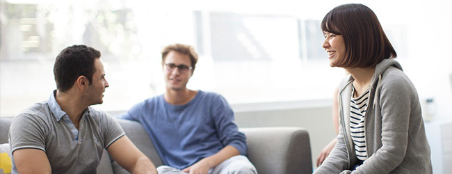 Unterhaltung in der LISA! Sprachschule in Sydney Drei Schüler unterhalten sich in der Sprachschule in Sydney, Australien