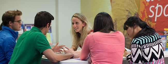 Lebhafter Unterricht an der LISA! Sprachschule Sydney Schüler diskutieren miteinander im Englisch-Unterricht an der Sprachschule in Sydney