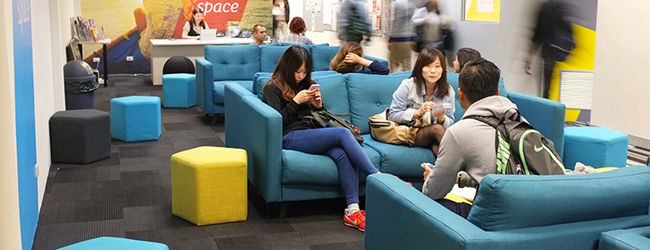 Pause in der Lounge der LISA! Sprachschule in Sydney Schüler in der Sprachschule in Sydney sitzen in der Lounge auf blauen Sofas