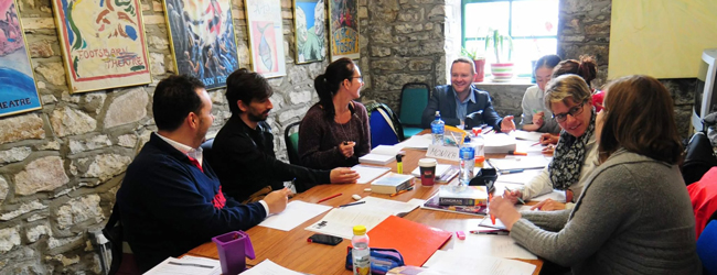 Klassenraum in der LISA! Sprachschule in Galway Sprachschüler an der Sprachschule in Galway unterhalten sich im Klassenraum