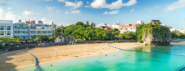 Schrein auf einem Felsen am Strand von Naha bei einer Japanisch-Sprachreise Blick auf den Strand in Naha mit Schrein auf einem Felden bei einer LISA! Sprachreise in Okinawa