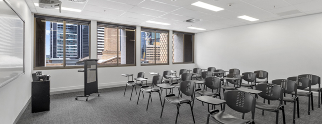 Modernes Klassenzimmer mit Fensterblick auf die Stadt in Brisbane in der LISA! Sprachschule