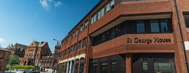 Aussenansicht des St. George House Gebäudes in Leeds bei sonnigem Wetter – Standort der LISA! Sprachschule