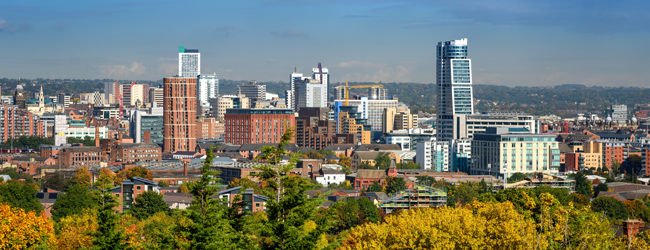 Panoramablick auf die Skyline von Leeds mit modernen und historischen Gebäuden während einer LISA! Sprachreise