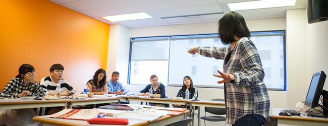 Schüler lernen im Klassenzimmer, die Lehrerin erklärt bei einem Intensivkurs in Vancouver