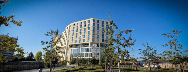 LISA! Sprachschule in Bordeaux Blick auf das moderne Gebäude der LISA! Sprachschule in Bordeaux umgeben von Bäumen