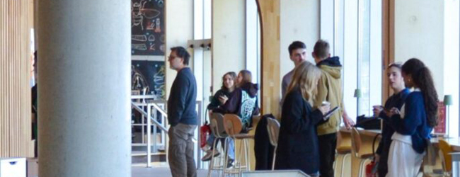 LISA! Französisch-Sprachkurs in Bordeaux Schüler des Französisch-Sprachkurses unterhalten sich in der Pause in einer modernen Lounge