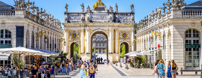 LISA-Sprachreisen-Erwachsene-Franzoesisch-Frankreich-Nancy-Stadt-Sommer-Platz-Cafe-Bummel