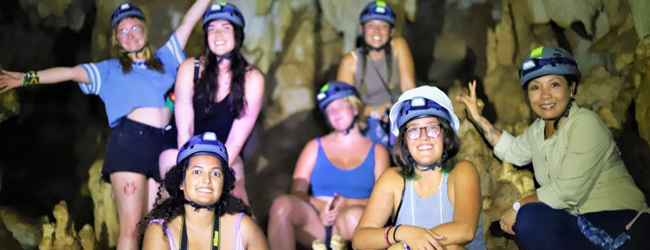 Mehrere Frauen sind mit Helm bei einem Ausflug in einer Höhle unterwegs bei einer Sprachreise in Panama