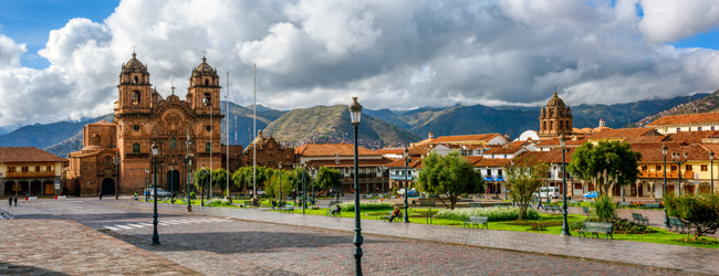 Panoramablick auf die Plaza de Armas in Cusco, Peru, mit historischen Gebäuden und Bergen im Hintergrund während einer Spanisch-Sprachreise