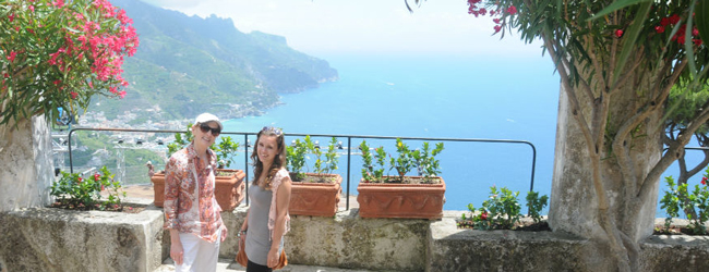 Mutter und Tochter geniessen die Aussicht auf das Meer und die Landschaft der Amalfiküste während einer LISA! Familiensprachreise