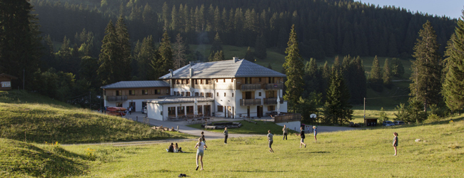 Blick auf die Sprachschule mitten in den Bergen gelegen mit spielenden Kindern davor