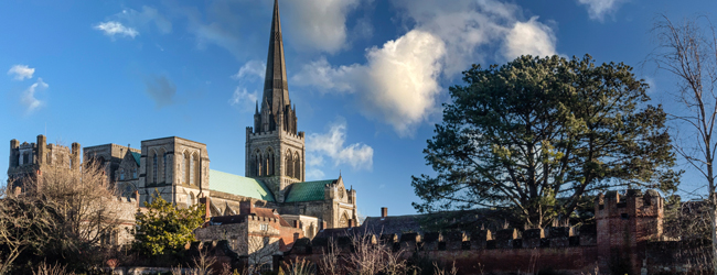 Die beeindruckende Kathedrale von Chichester unter blauem Himmel bei einer LISA! Sprachreise in England