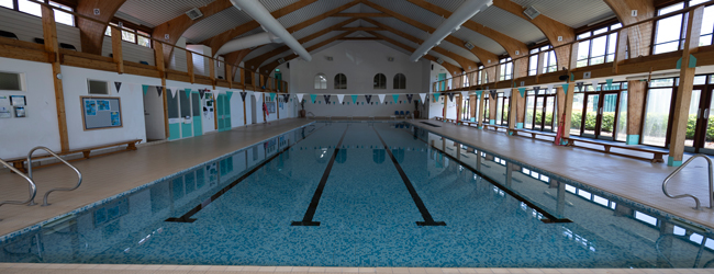 LISA-Sprachreisen-Schueler-Englisch-England-Newbury-Freizeit-Schwimmen-Swimming-Pool