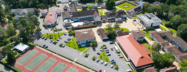 LISA-Sprachreisen-Schueler-Englisch-England-Newbury-Schule-Gelaende-Sport-Tennis