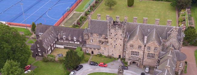 Vogelperspektive auf die Gebäude und Sportanlagen der LISA! Sprachschule in Edinburgh