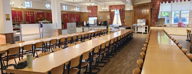 Tisch- und Stuhlreihen in der Cafeteria der Sprachschule in Edinburgh in Schottland