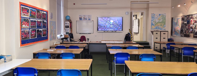 Grosses Klassenzimmer mit Tischen und blauen Stühlen an der LISA! Sprachschule in Edinburgh Loretto