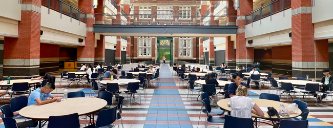 Tische und Stühle in der Lobby der LISA! Sprachschule für Schüler in Calgary