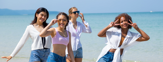 Vier junge Mädchen geniessen die Sonne und das Meer am Strand in Los Angeles Malibu bei einer LISA! Schülersprachreis