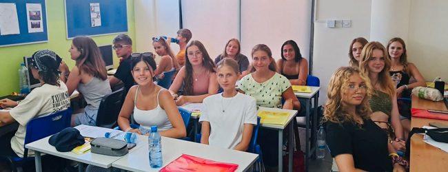 Mehrere Jugendliche sitzen im Klassenzimmer der LISA! Sprachschule in Limassol auf Zypern