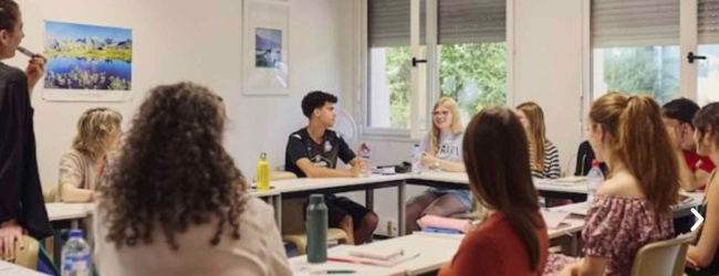 Mehrere Jugendliche im Klassenraum beim Französisch-Unterricht an der Sprachschule für Schüler in Annecy