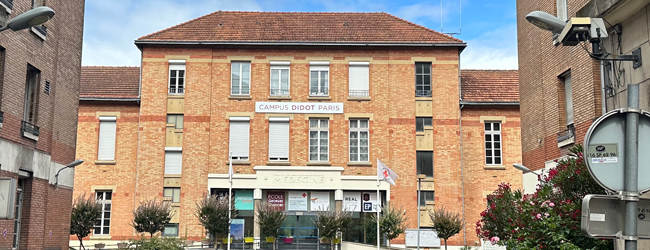 Rotes Backsteingebäude in Paris bei einem Französisch-Sprachkurs für Schüler in Paris