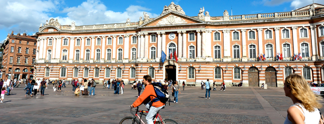 Der Place du Capitole in Toulouse mit dem prächtigen Rathaus und belebtem Platz, ein Highlight bei einer LISA! Sprachreise für Schüler