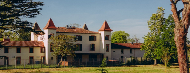 Aussenansicht der Schulresidenz in einem historischen Gebäude mit weitläufigem Garten bei einer Französisch Sprachreise in Toulouse