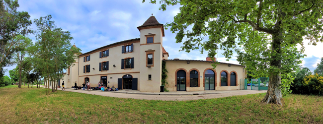 Blick auf ein kleines französisches Schloss im Grünen - hier finden unsere Schülersprachreisen in Toulouse statt