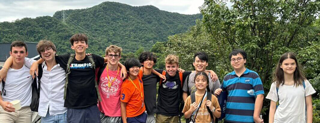 Schülergruppe bei einem Ausflug in die Berge und Natur bei einer Sprachreise in Tokio