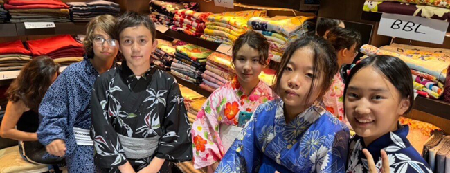 Kinder im Kimono in einem Geschäft bei einer Schülersprachreise in Tokio