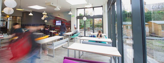 LISA-Sprachreisen-Schuler-Englisch-England-London-Beckenham-16-Plus-Sprachschule-Pause-Cafeteria