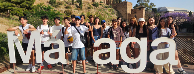 Jugendliche posieren mit dem Malaga Schriftzug für ein Foto bei einer LISA! Sprachreise für Young Adults