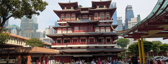 Chinesischer roter Tempel in Chinatown in Singapur mit vielen Touristen bei einer Chinesisch-Sprachreise