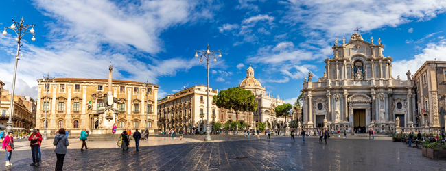 LISA-Sprachrerisen-Erwachsene-Italienisch-Italien-Catania-Sizilien-Platz-Kirche-Touristen