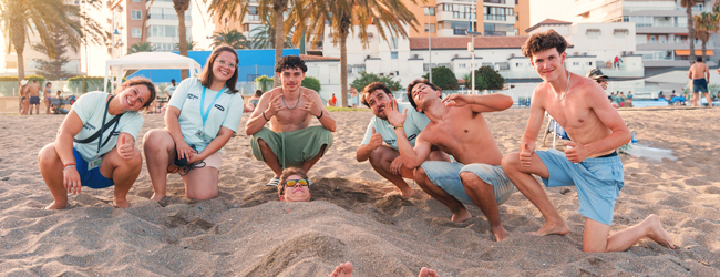 Jugendliche posieren am Strand bei einer Sprachreise für Jugendliche von 16 bis 20 Jahren in Barcelona